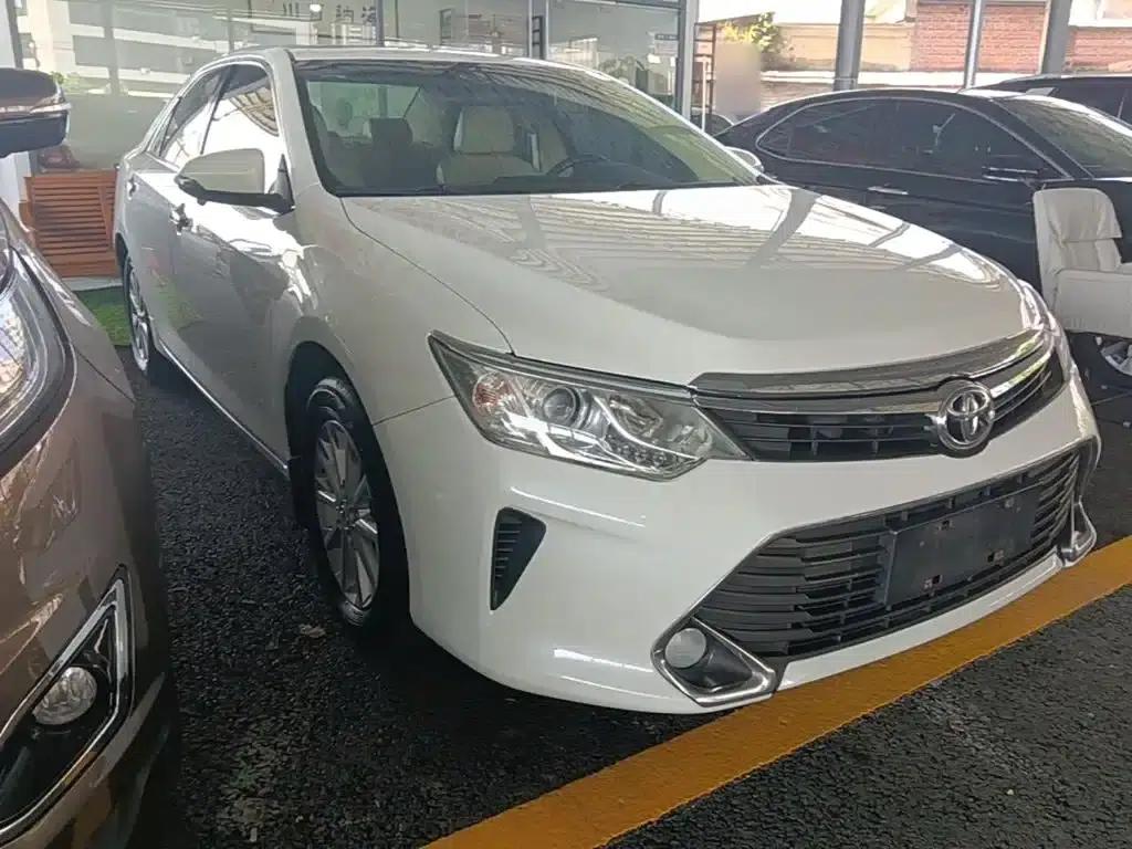 Camry 2015 2.0G Leading Edition — миниатюра 4