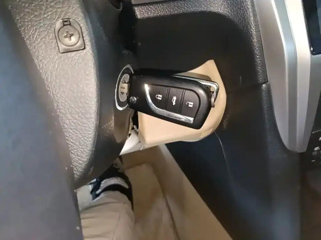 Camry 2015 2.0G Leading Edition — миниатюра 9