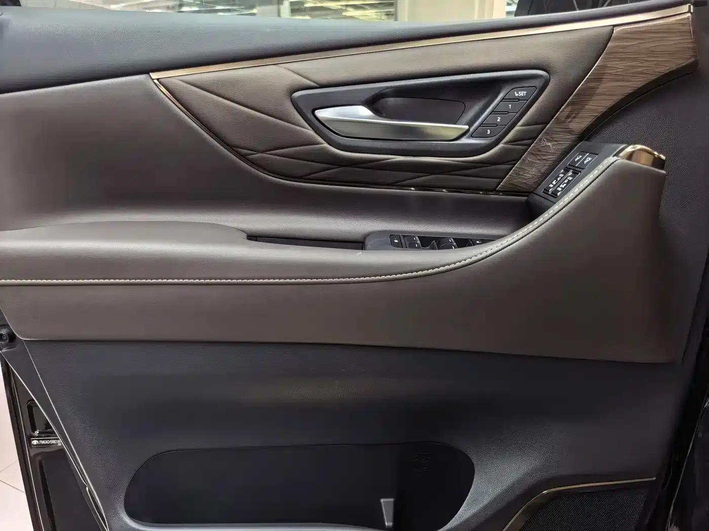 2024 Alphard Hybrid 2.5L Premium Edition — миниатюра 11