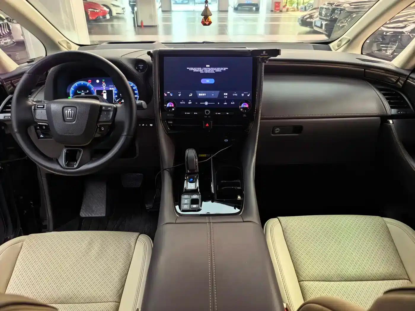 2024 Alphard Hybrid 2.5L Premium Edition — миниатюра 12