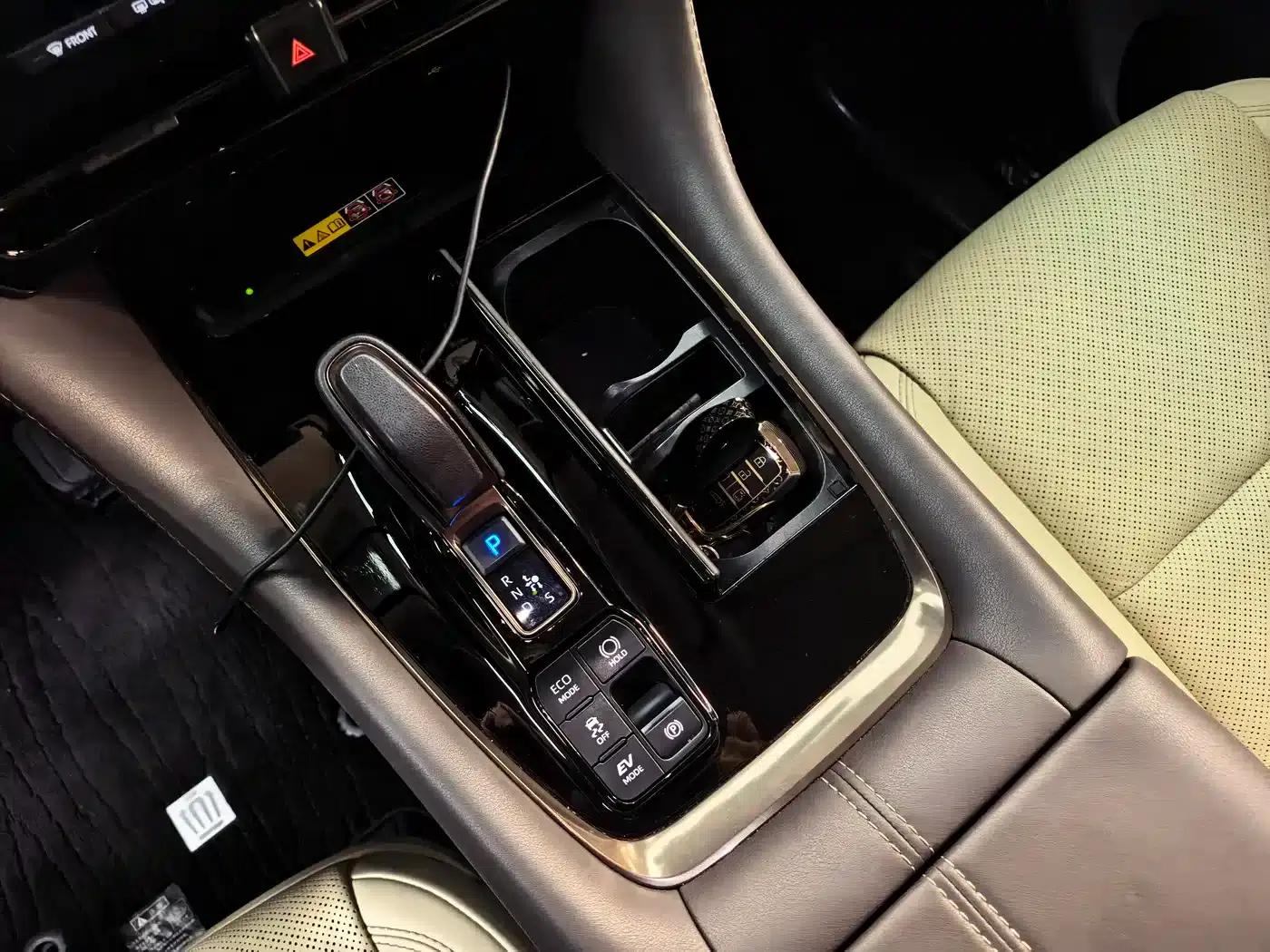 2024 Alphard Hybrid 2.5L Premium Edition — миниатюра 16