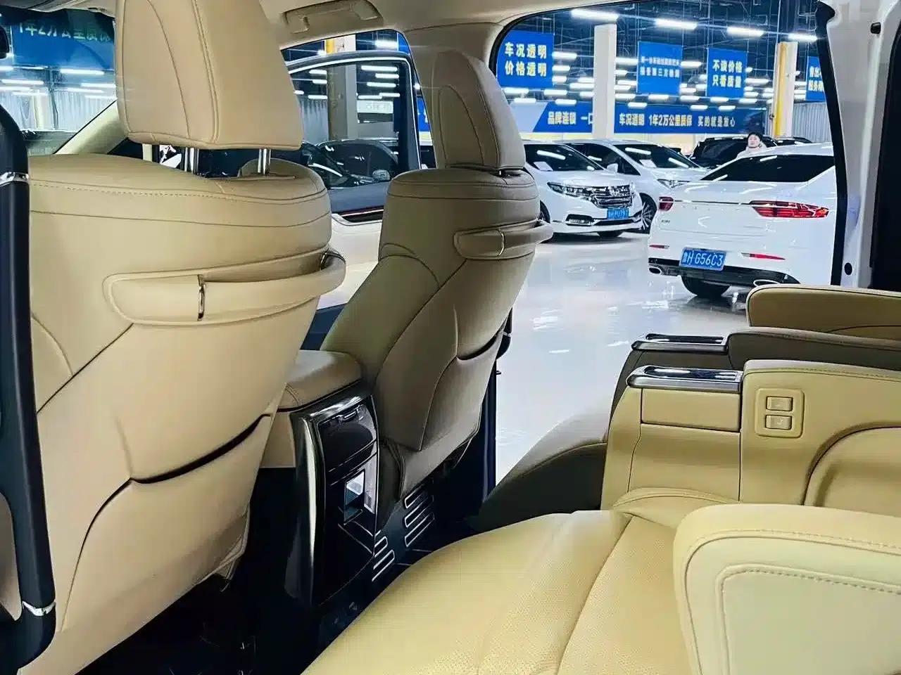 2015 Alphard 3.5L Luxury Edition — миниатюра 12