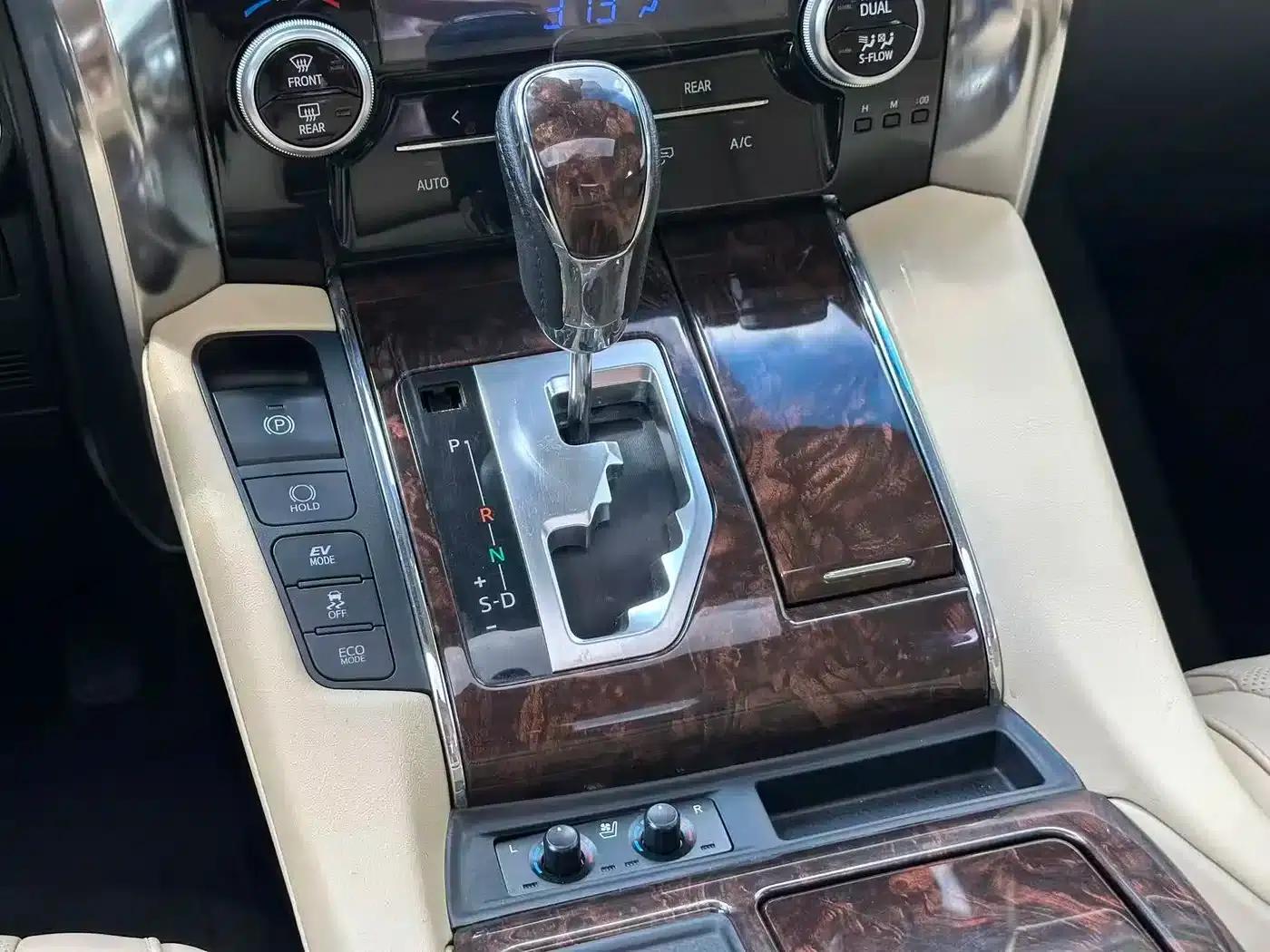 2019 Alphard Hybrid 2.5L Luxury Edition — миниатюра 17