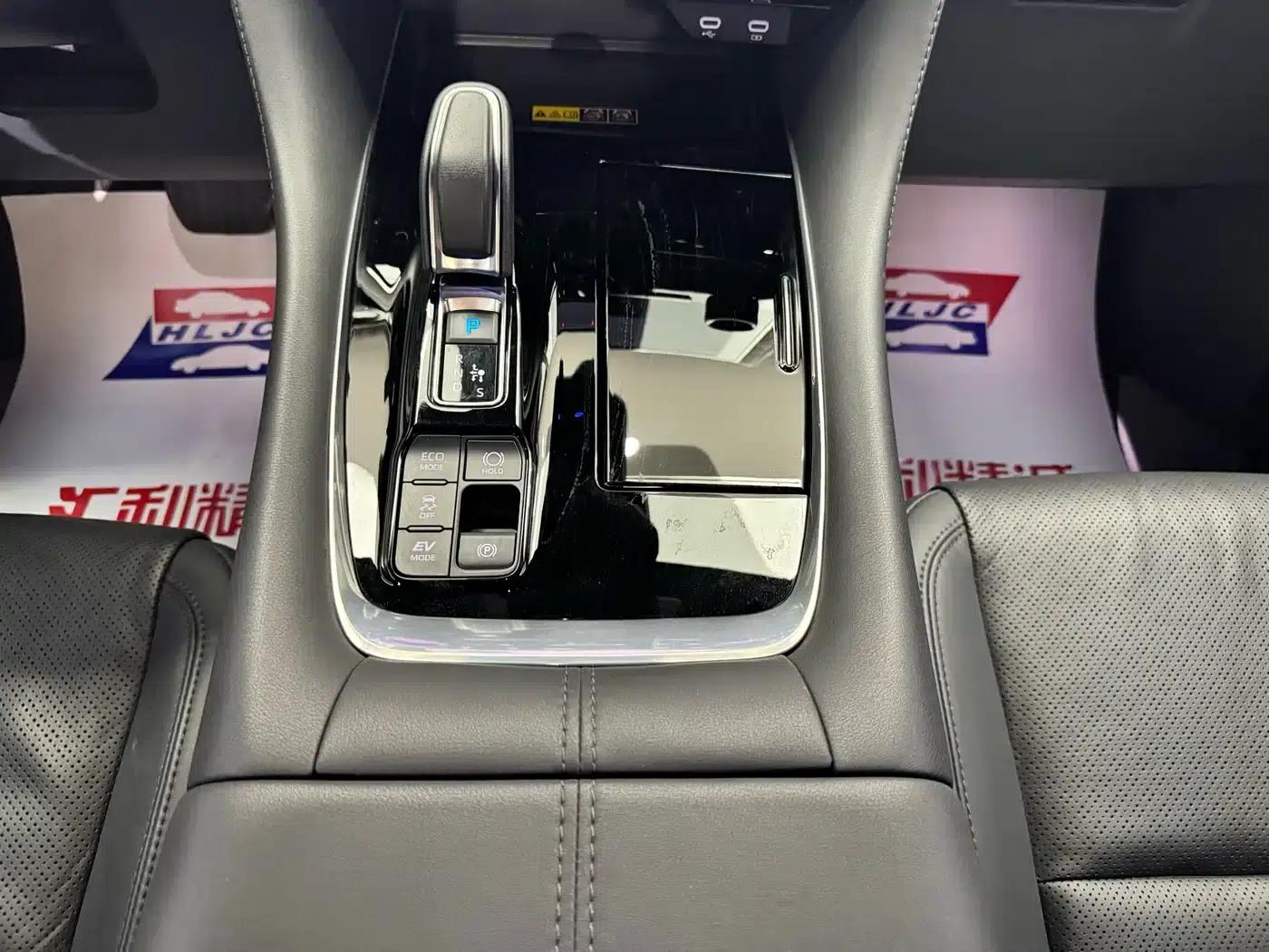2024 Alphard Hybrid 2.5L Premium Edition — миниатюра 27