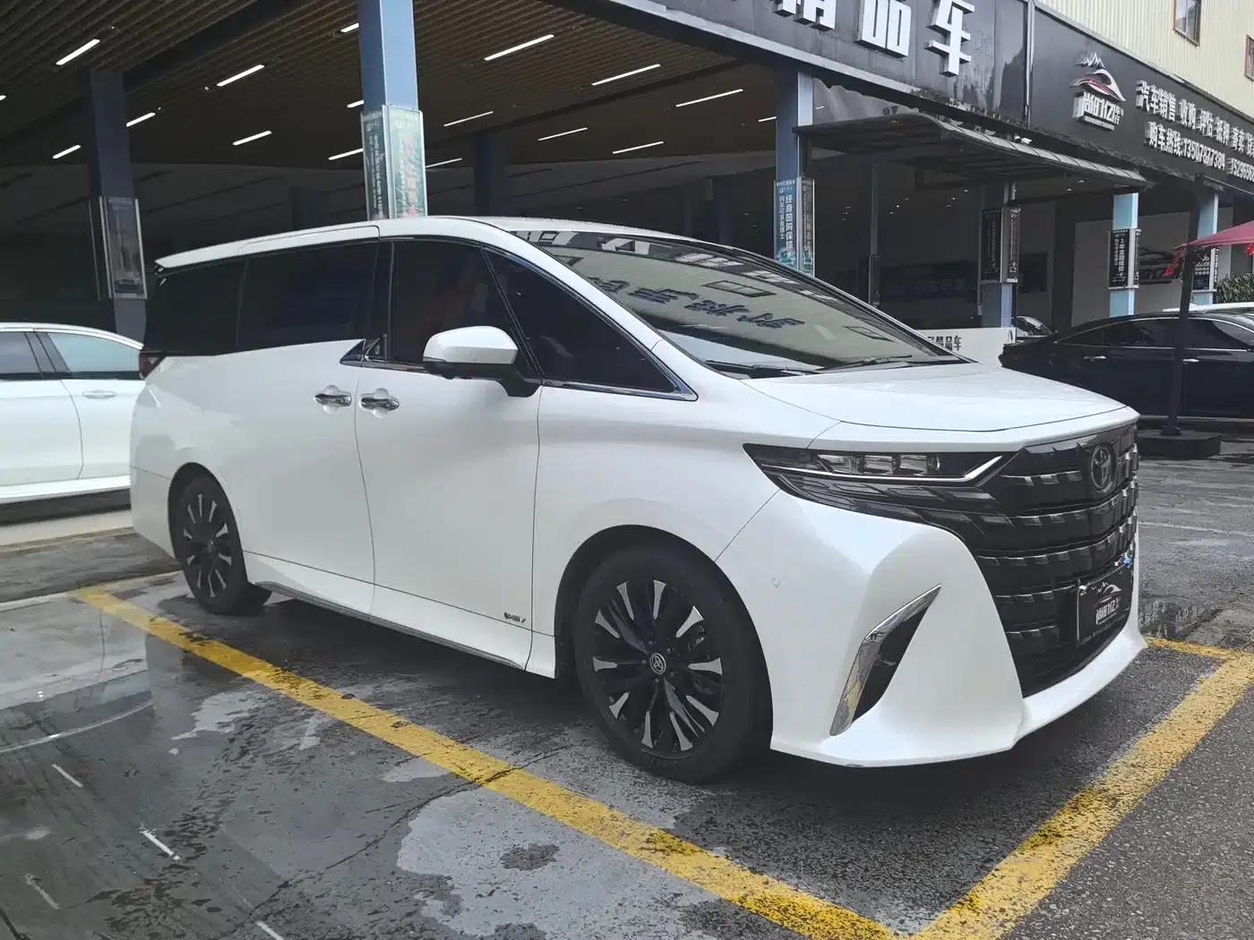 2024 Alphard Hybrid 2.5L Premium Edition — миниатюра 1