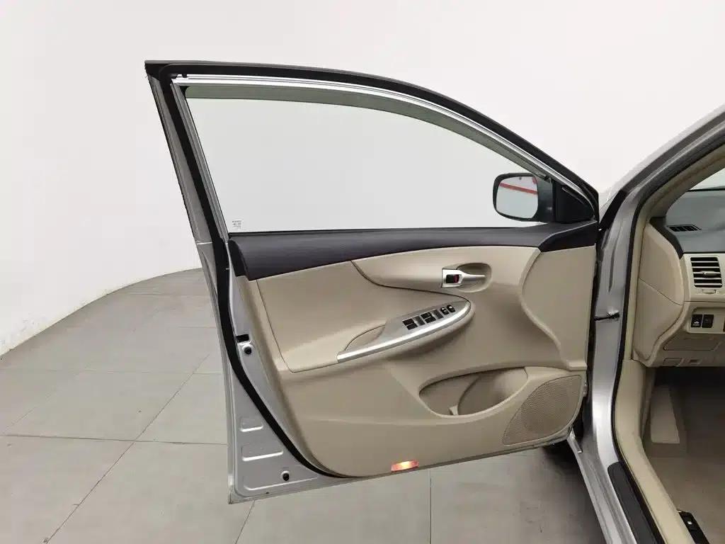 2013 Toyota Corolla Special Edition 1.8L CVT GL-i — миниатюра 8