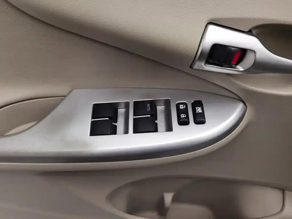 2013 Toyota Corolla Special Edition 1.8L CVT GL-i — миниатюра 9