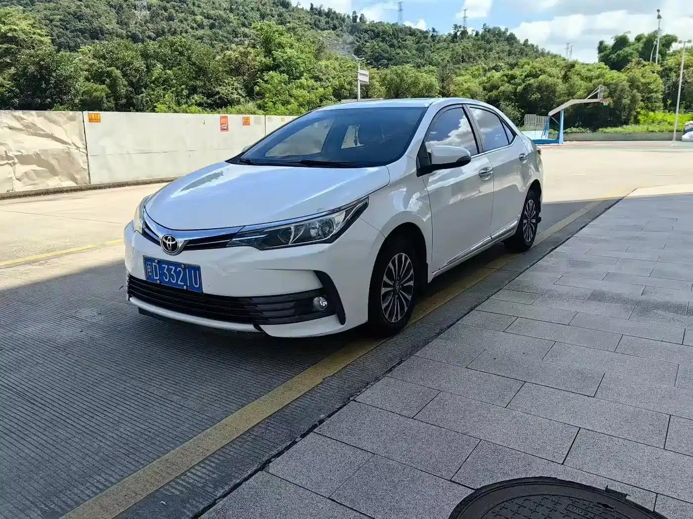 2017 Corolla Facelift 1.2T S-CVT GL-i — миниатюра 1