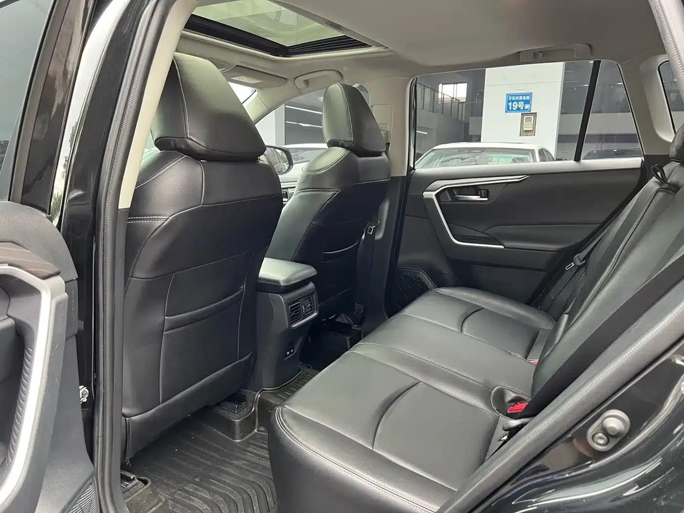 RAV4 2021 2.0L CVT 4WD Fashion Edition — миниатюра 6
