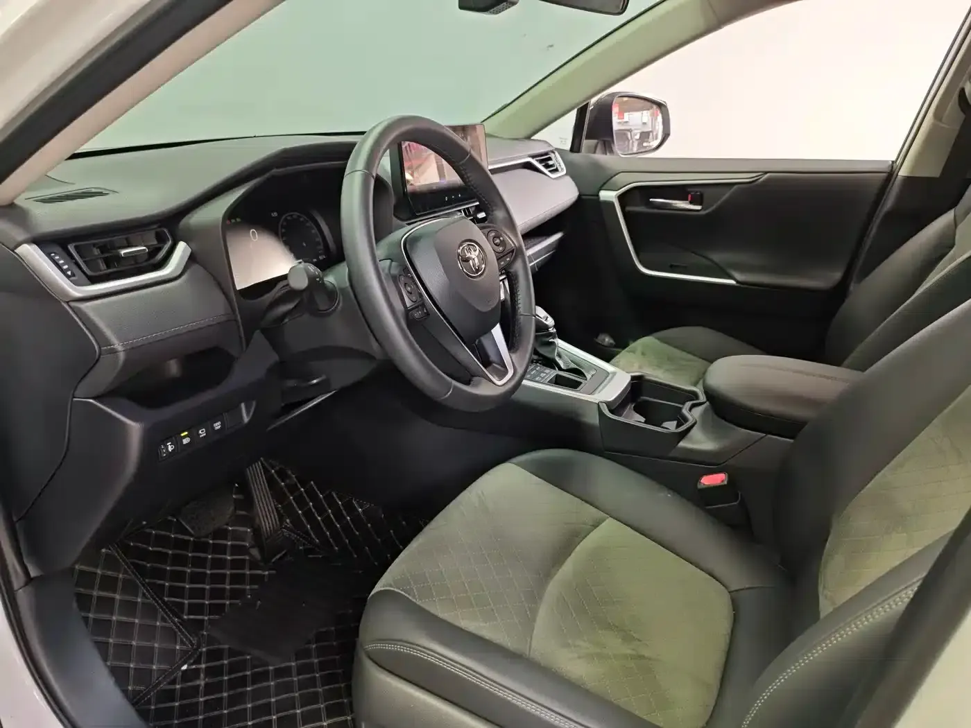 2024 RAV4 2.0L CVT 4WD Adventure Plus Edition — миниатюра 4