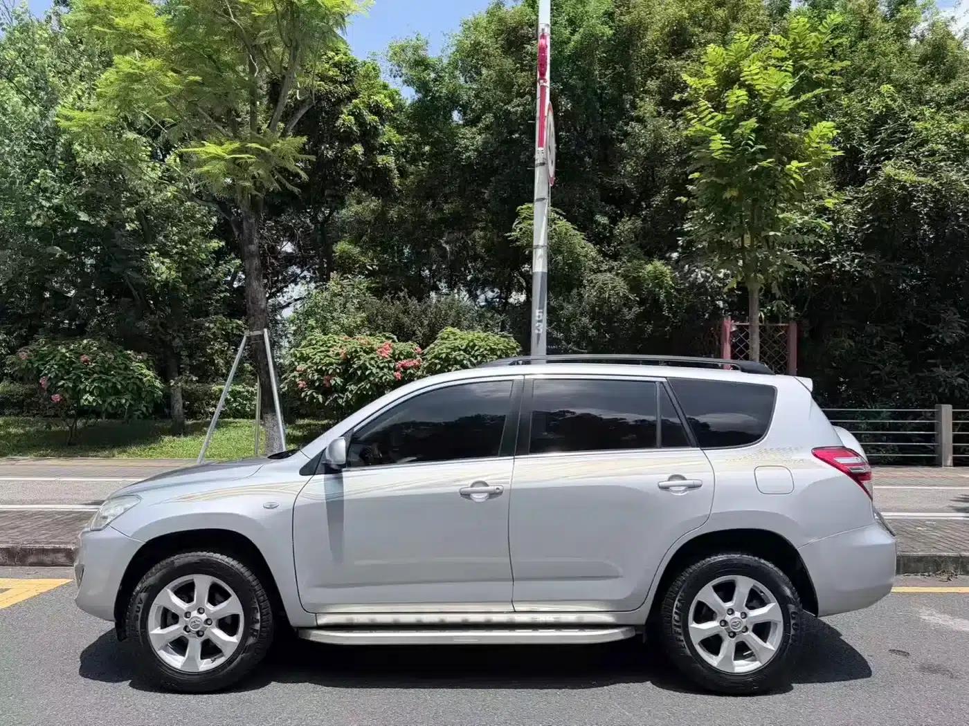 2011 RAV4 2.0L Automatic Classic Edition — миниатюра 3