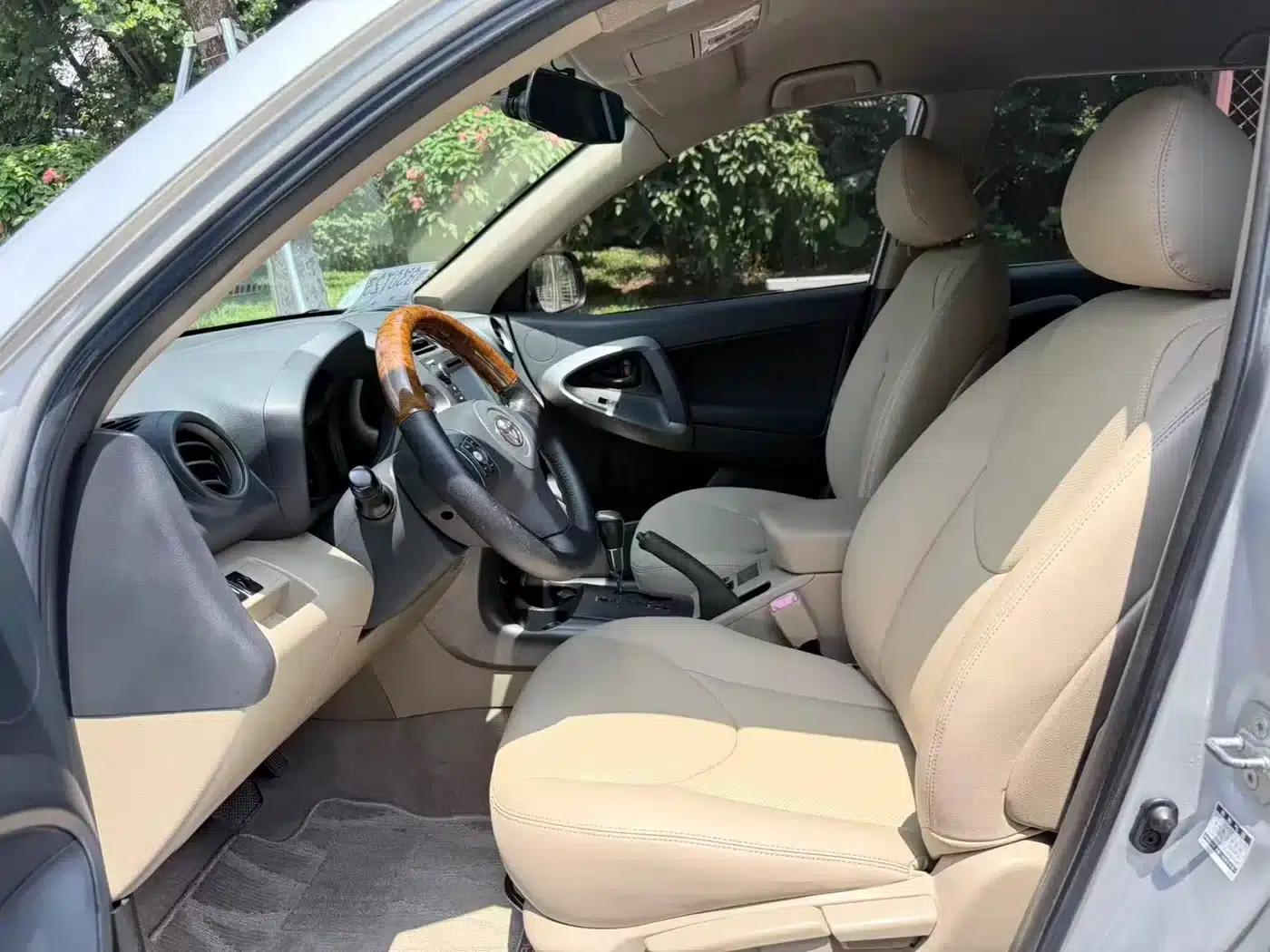 2011 RAV4 2.0L Automatic Classic Edition — миниатюра 4