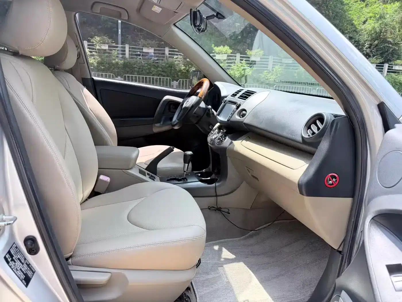 2011 RAV4 2.0L Automatic Classic Edition — миниатюра 9