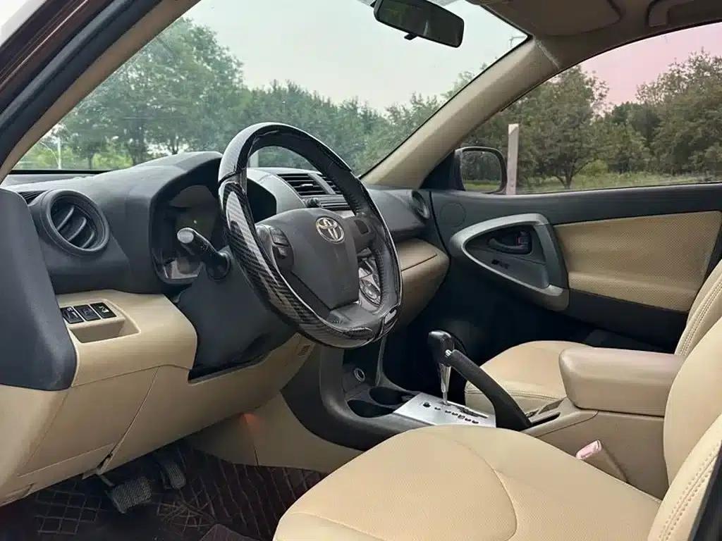 2011 RAV4 2.0L Automatic 4WD — миниатюра 8