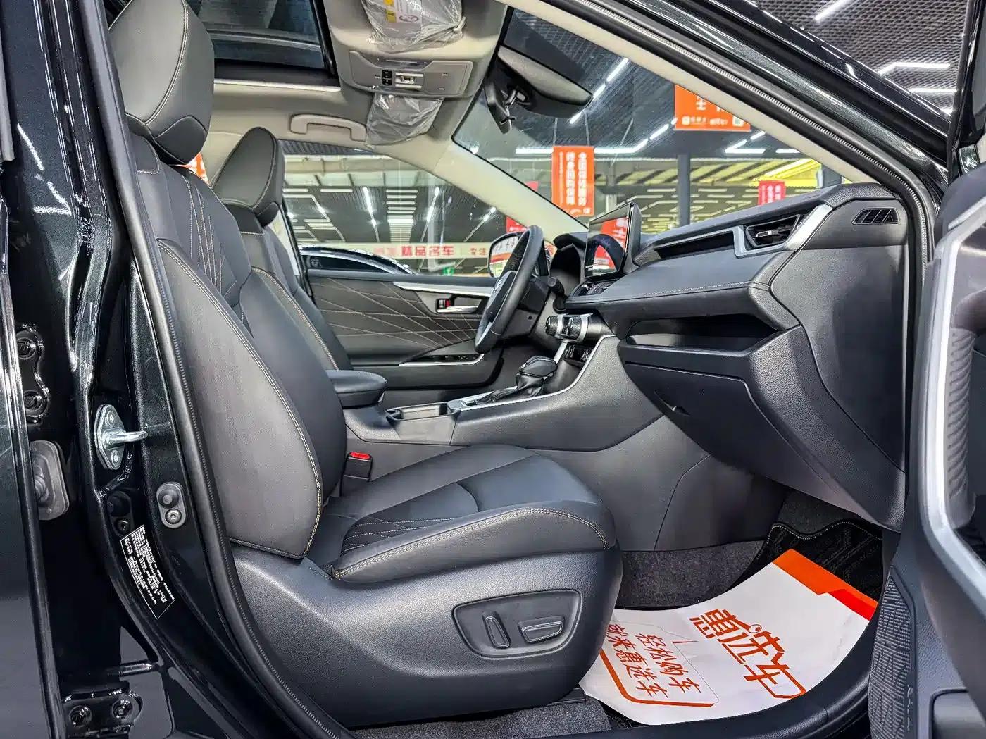 2024 RAV4 2.0L CVT 2WD Fashion Plus Edition — миниатюра 13