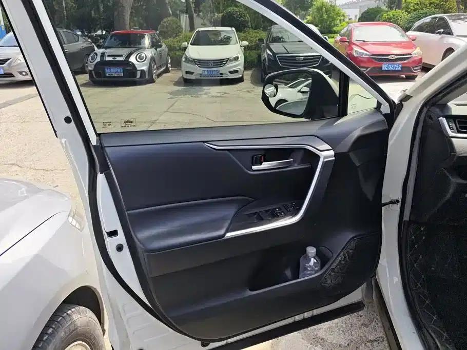 RAV4 2020 2.0L CVT 2WD Fashion Edition — миниатюра 7