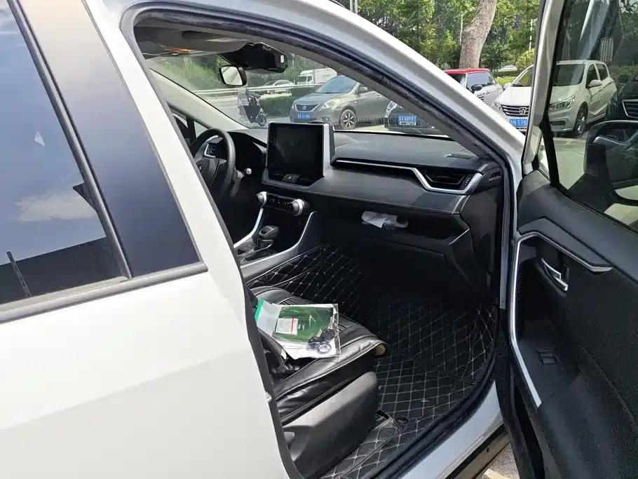 RAV4 2020 2.0L CVT 2WD Fashion Edition — миниатюра 8