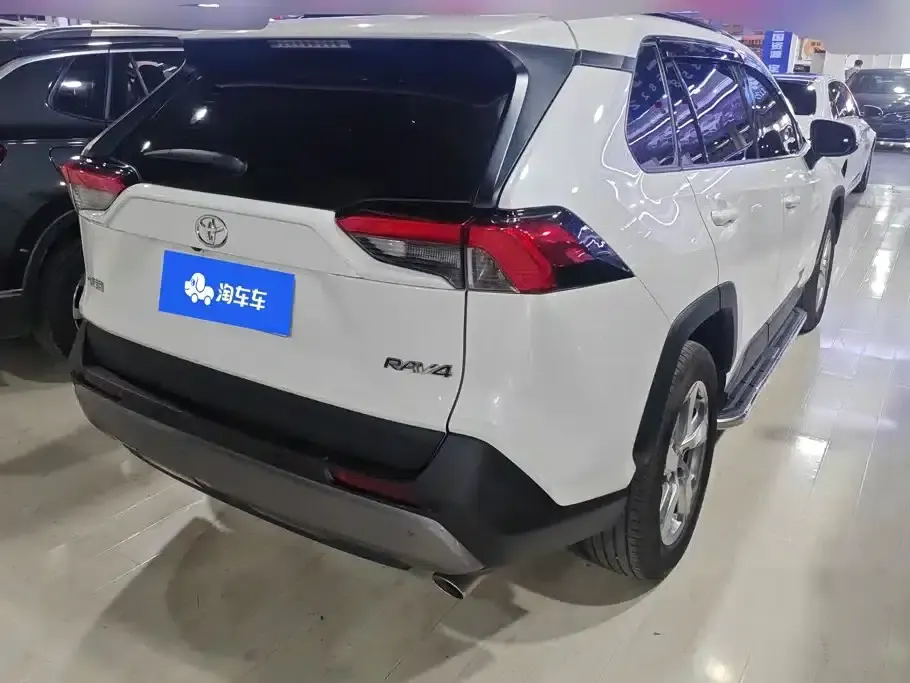 RAV4 2020 2.0L CVT 2WD Fashion Edition — миниатюра 3