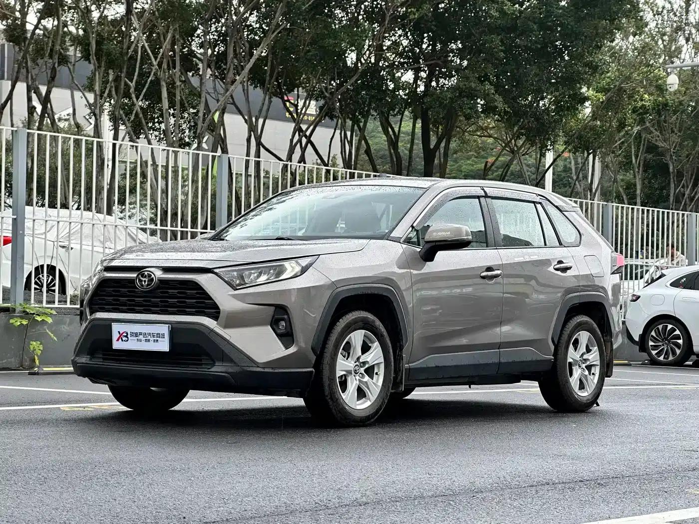 2023 RAV4 2.0L CVT 2WD Urban Edition — миниатюра 1
