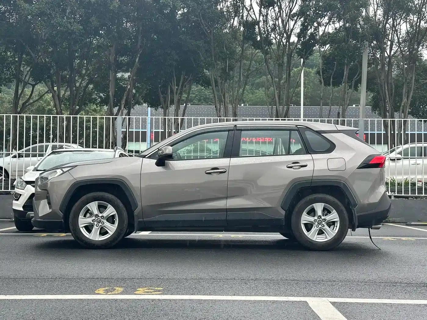 2023 RAV4 2.0L CVT 2WD Urban Edition — миниатюра 2