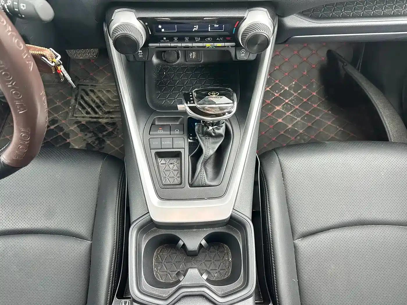 2023 RAV4 2.0L CVT 2WD Urban Edition — миниатюра 12