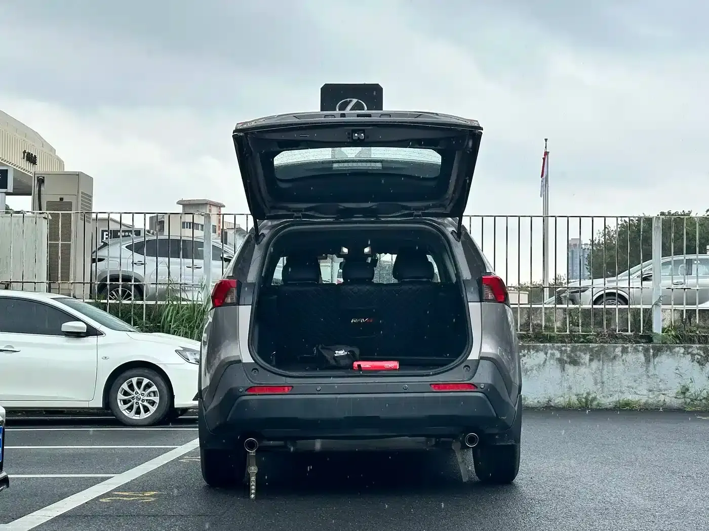 2023 RAV4 2.0L CVT 2WD Urban Edition — миниатюра 4