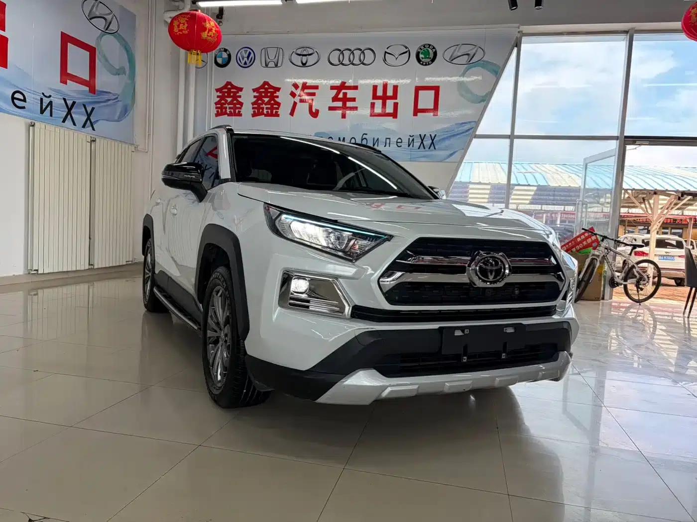 2023 RAV4 2.0L CVT 4WD Adventure Edition — миниатюра 3