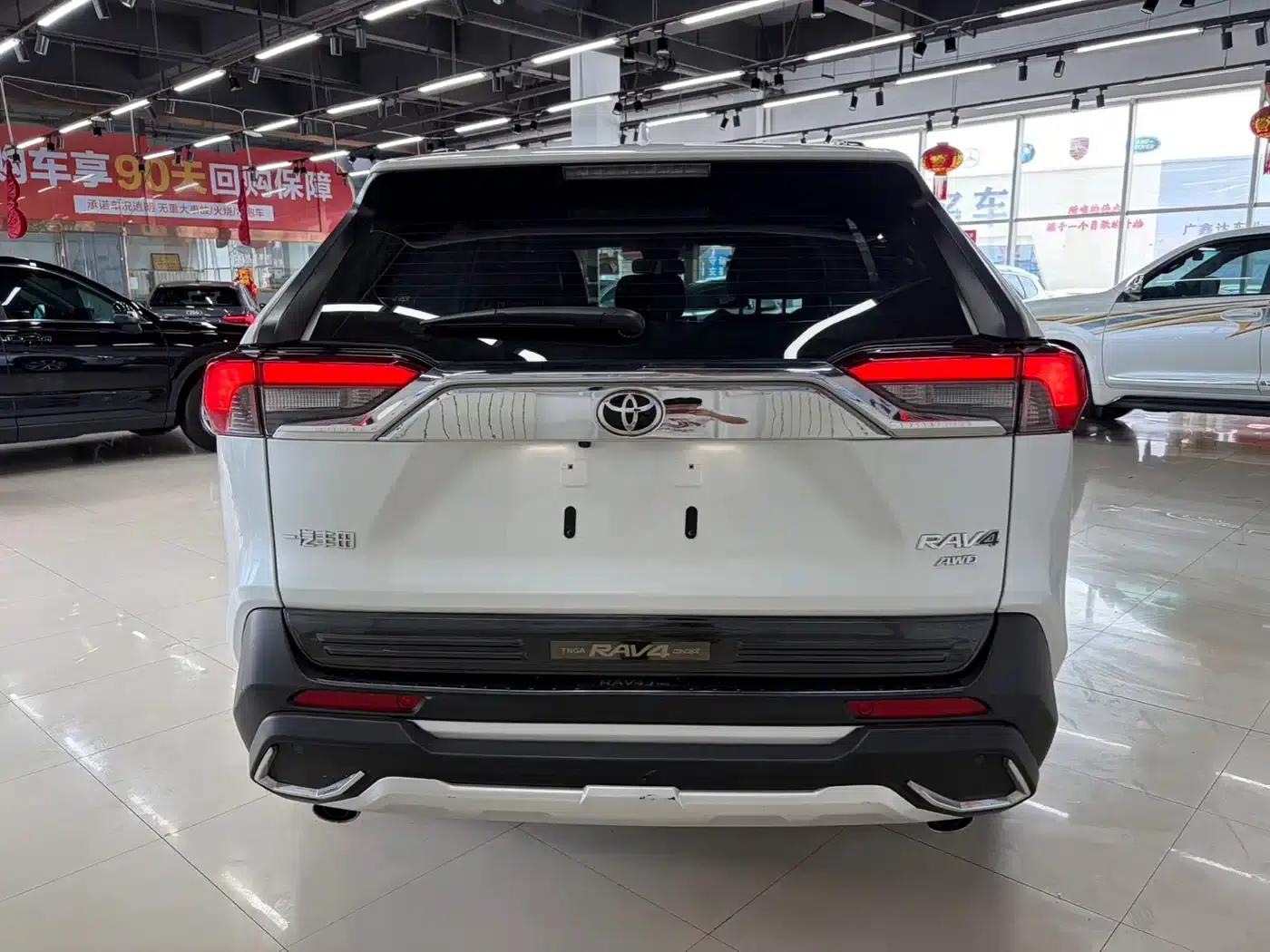 2023 RAV4 2.0L CVT 4WD Adventure Edition — миниатюра 4