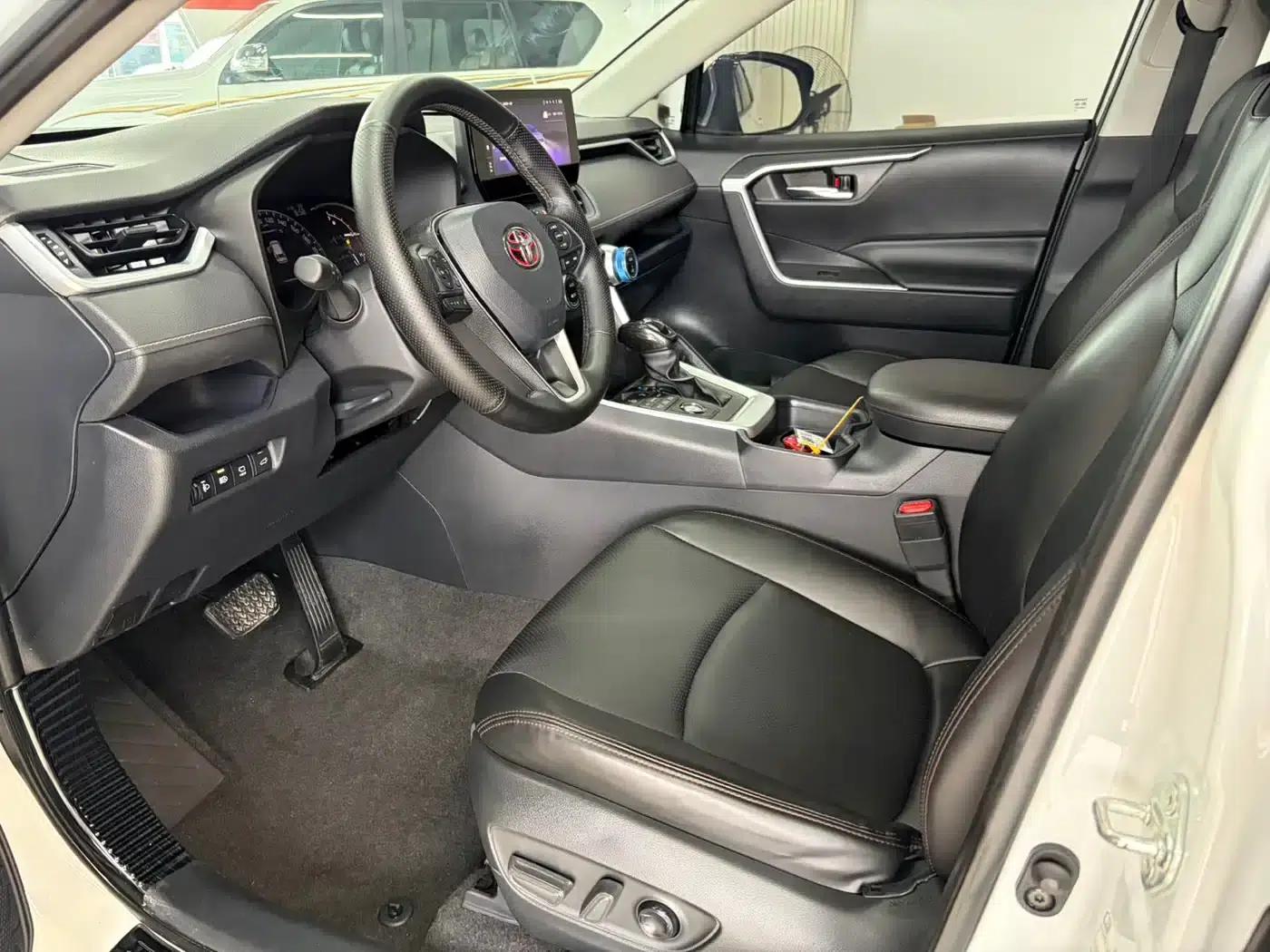 2023 RAV4 2.0L CVT 4WD Adventure Edition — миниатюра 5