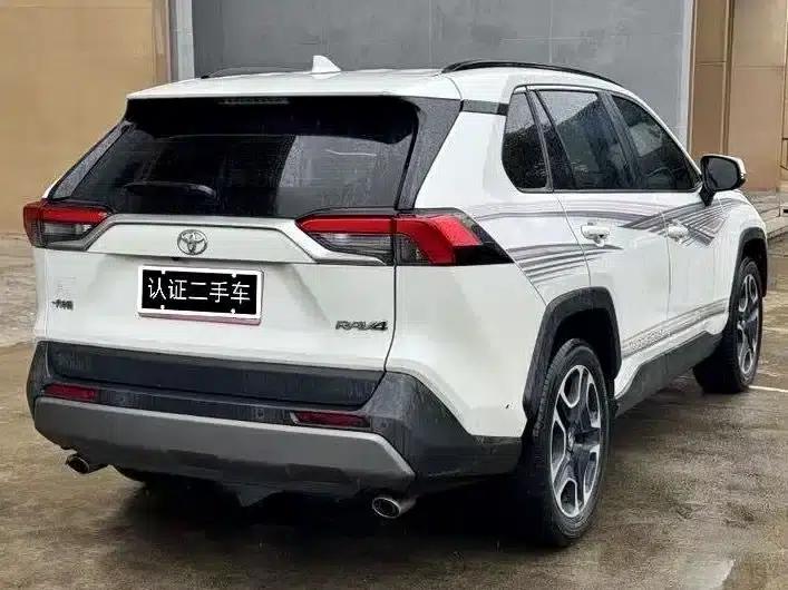2021 Toyota RAV4 2.0L CVT 2WD Premium Edition — миниатюра 7