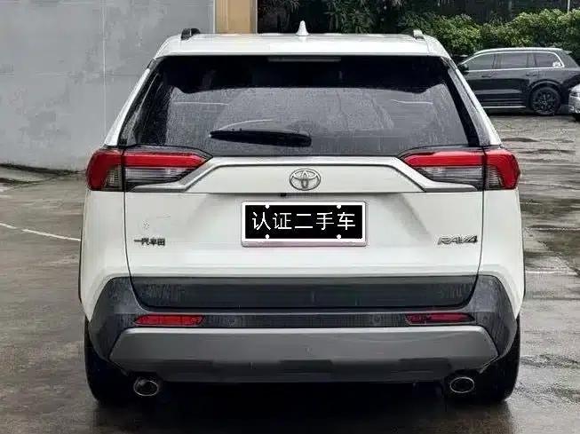 2021 Toyota RAV4 2.0L CVT 2WD Premium Edition — миниатюра 8
