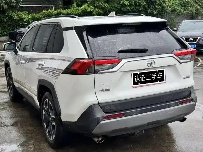 2021 Toyota RAV4 2.0L CVT 2WD Premium Edition — миниатюра 9