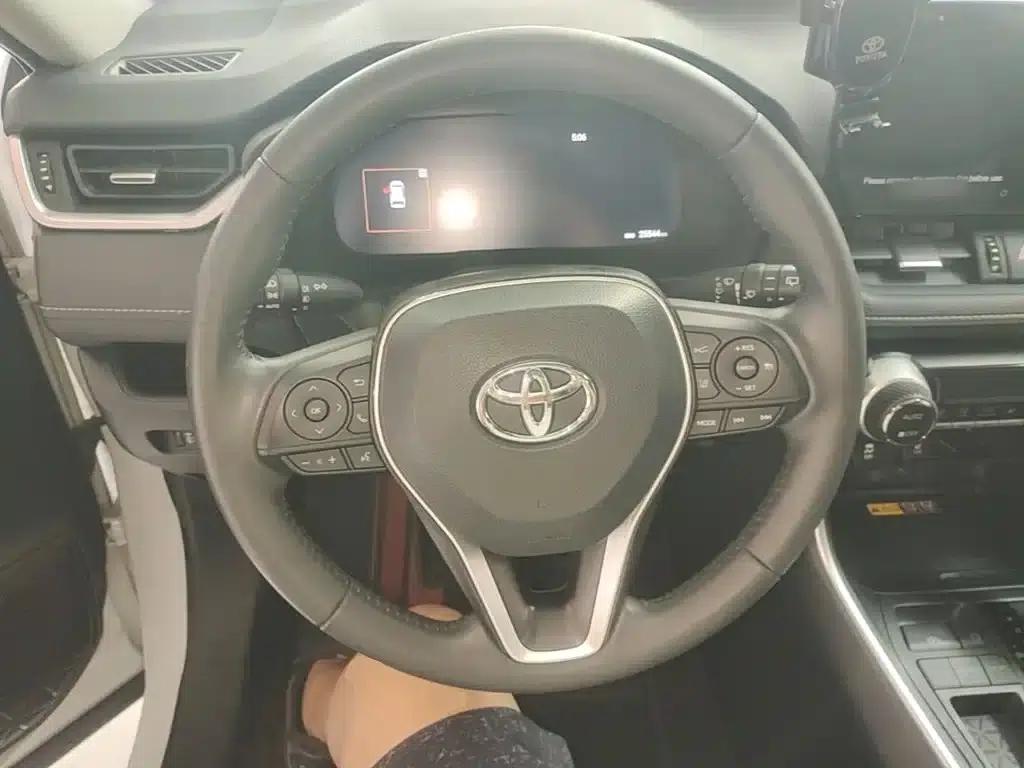 2023 RAV4 2.0L CVT 2WD 20th Anniversary Platinum Edition — миниатюра 11