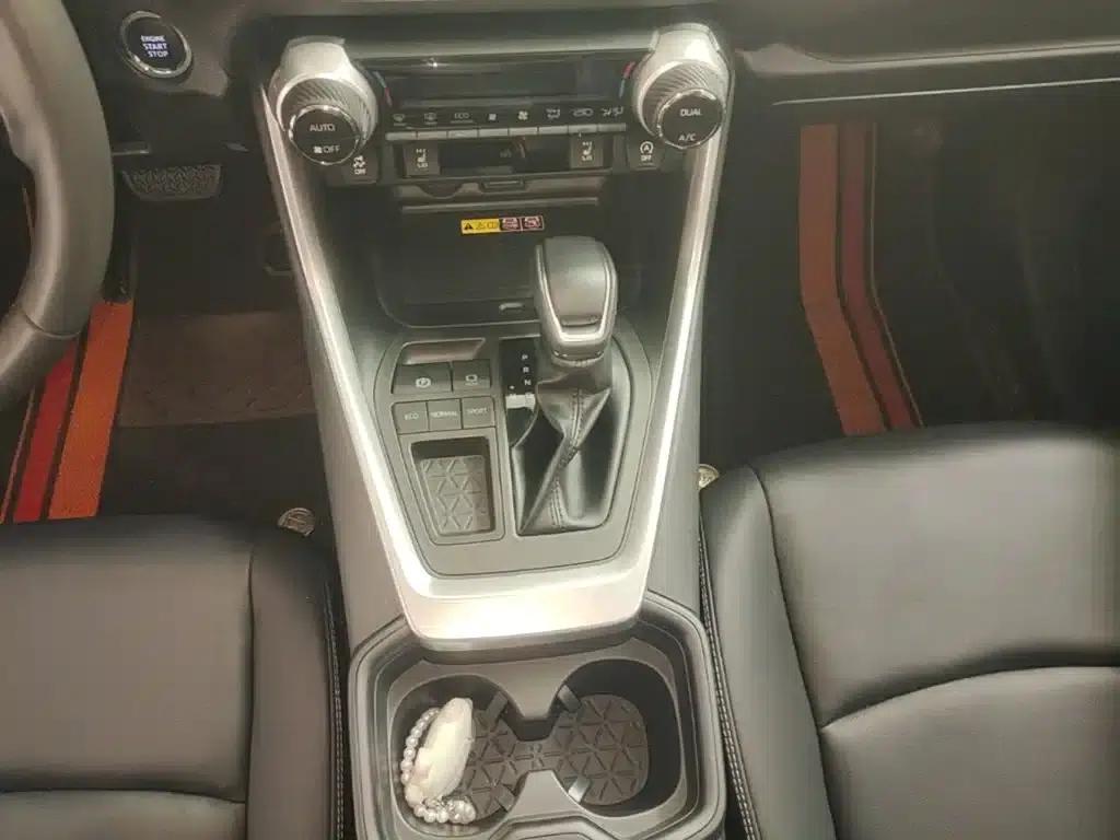 2023 RAV4 2.0L CVT 2WD 20th Anniversary Platinum Edition — миниатюра 14