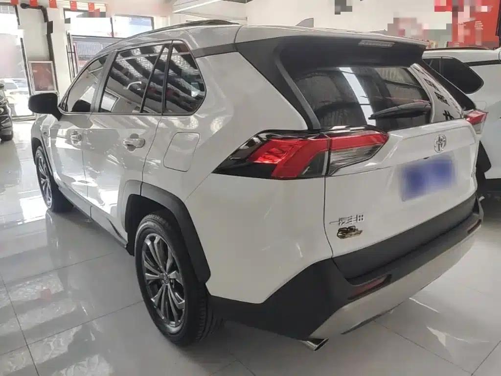 2023 RAV4 2.0L CVT 2WD 20th Anniversary Platinum Edition — миниатюра 5