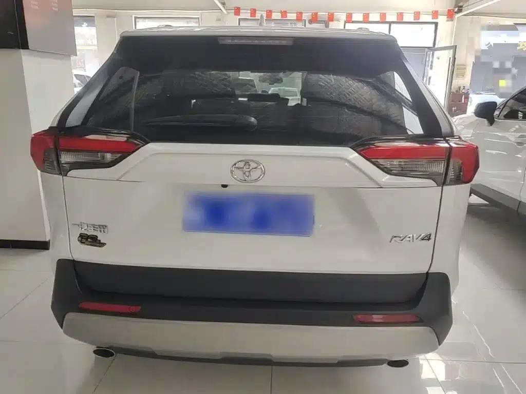 2023 RAV4 2.0L CVT 2WD 20th Anniversary Platinum Edition — миниатюра 6