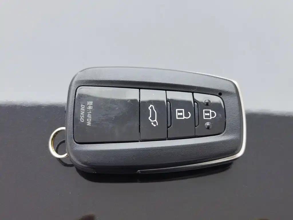 2022 Toyota Highlander Hybrid 2.5L AWD Premium 7-Seater — миниатюра 19