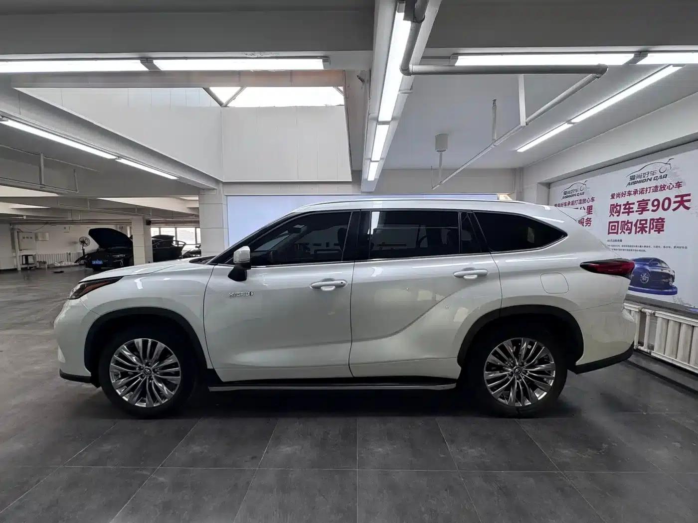 2023 Toyota Highlander 2.5L Intelligent Hybrid Dual-Motor AWD Luxury Edition 7-Seater — миниатюра 4