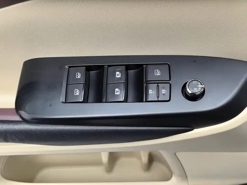 2017 Highlander 2.0T AWD Elite Edition 7-seater — миниатюра 9