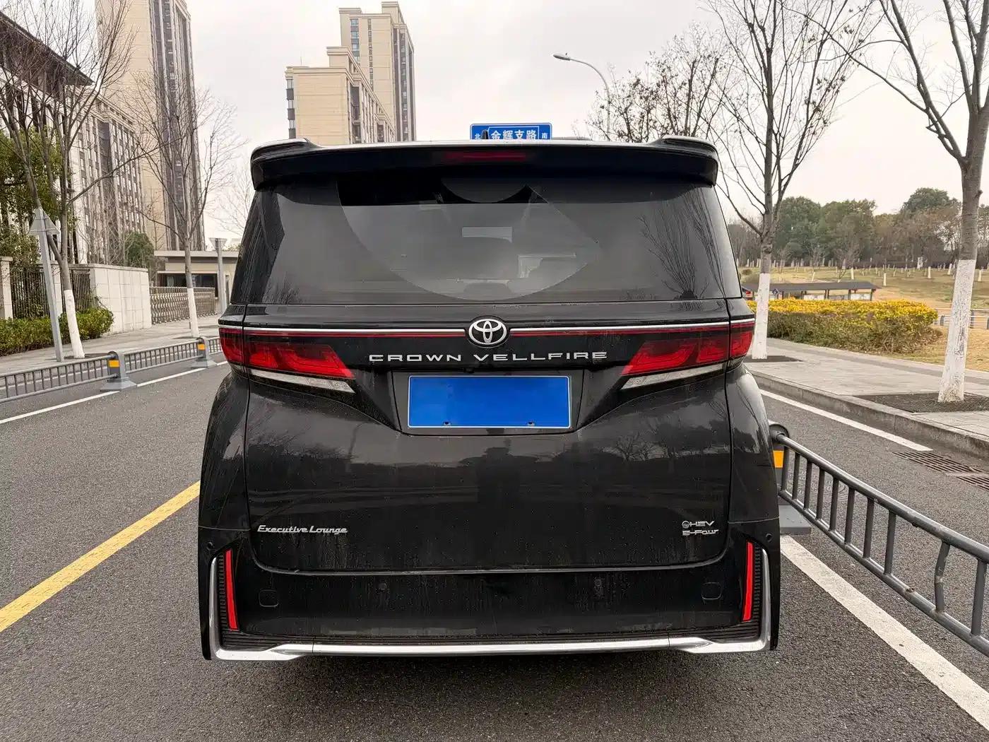 2024 Alphard Crown Hybrid 2.5L Supreme Executive Edition — миниатюра 4