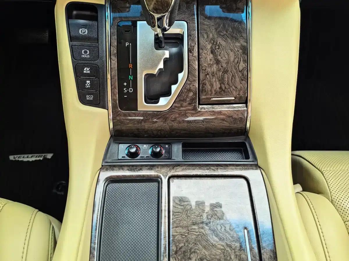 2019 Alphard Hybrid 2.5L HV Premium Edition — миниатюра 11