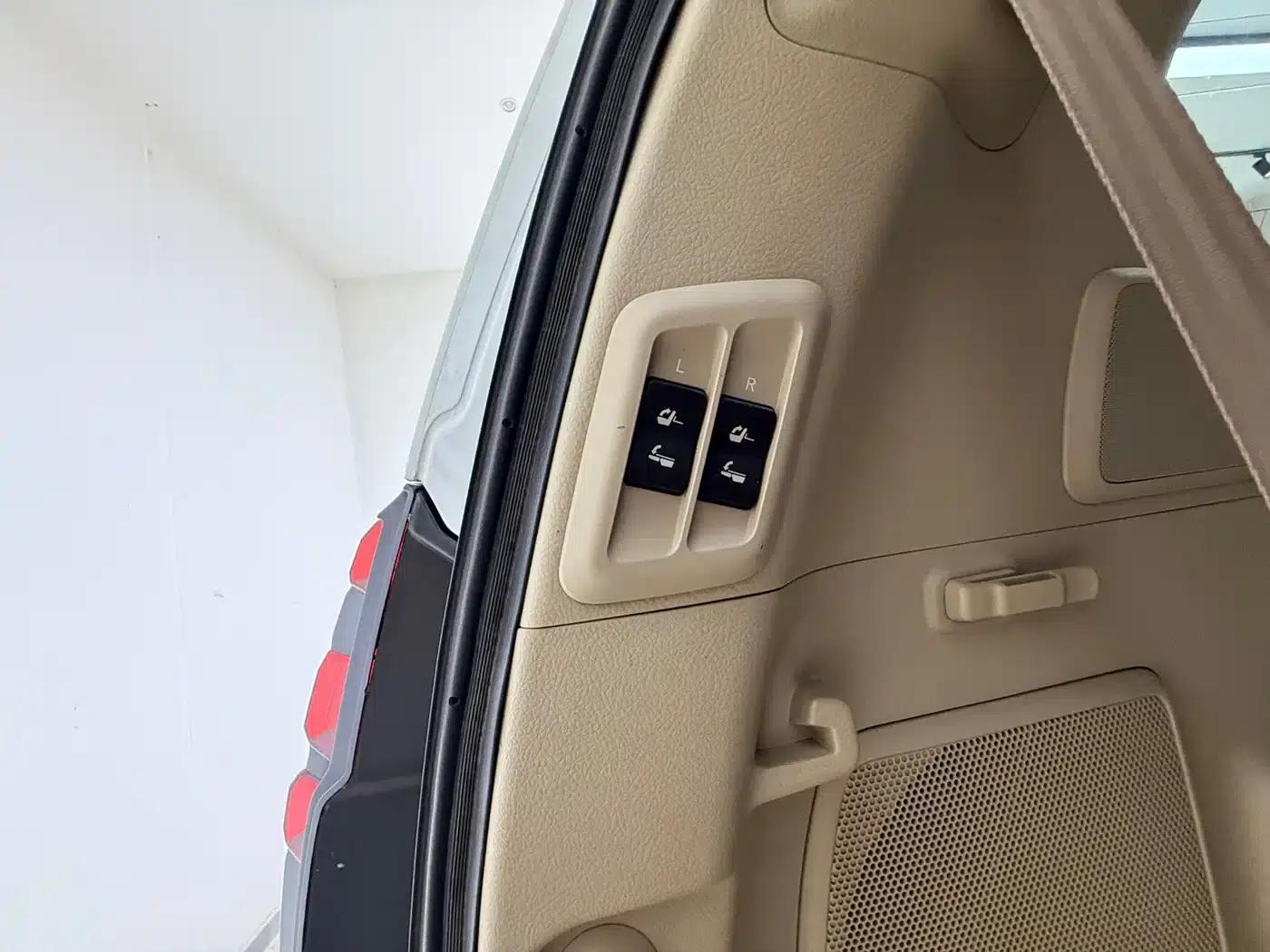 2010 Prado 4.0L Automatic VX — миниатюра 27