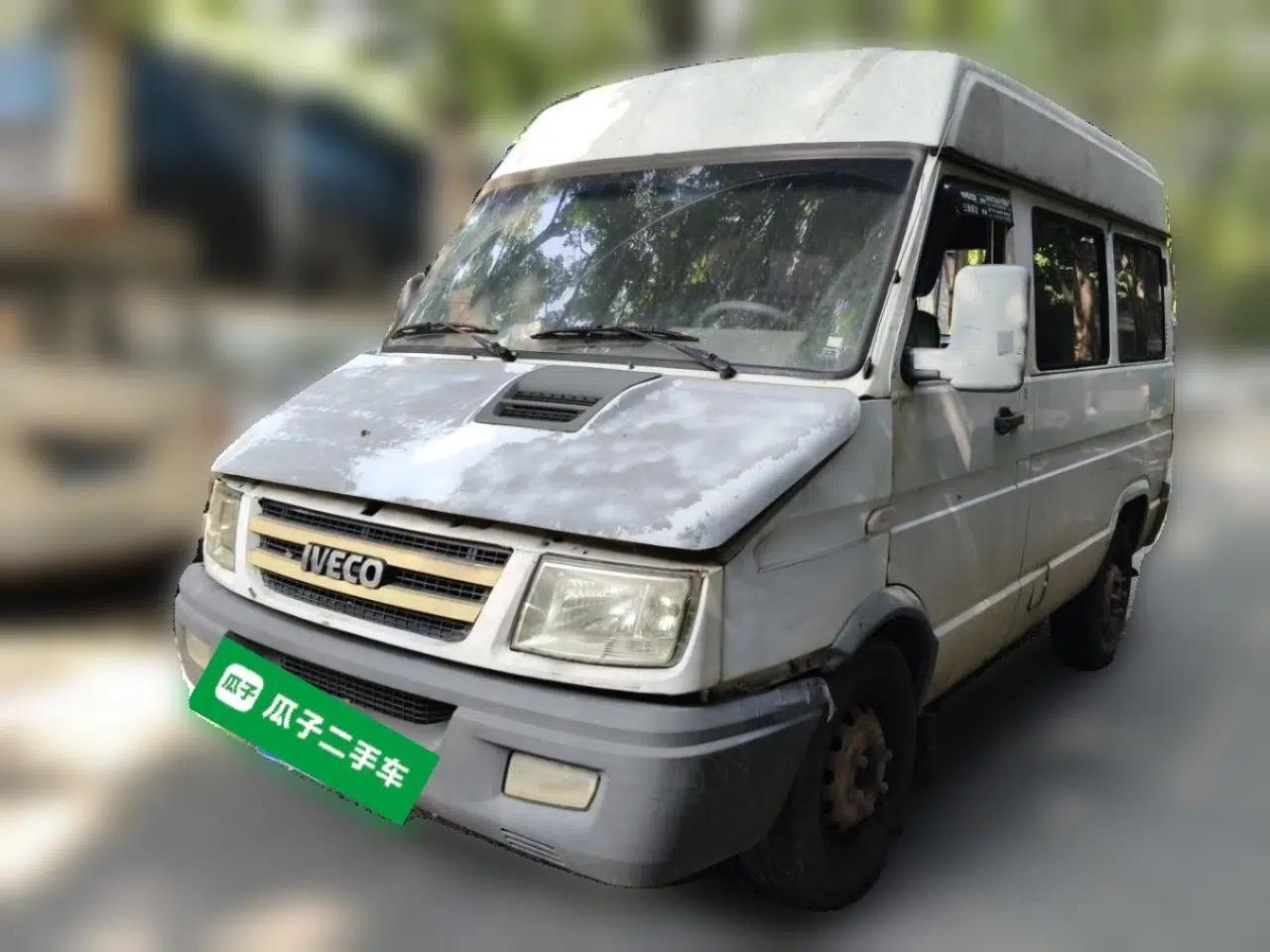Iveco Daily 2017 2.5T A35 Passenger Van 5-7 Seats Model 47Z5 — миниатюра 1