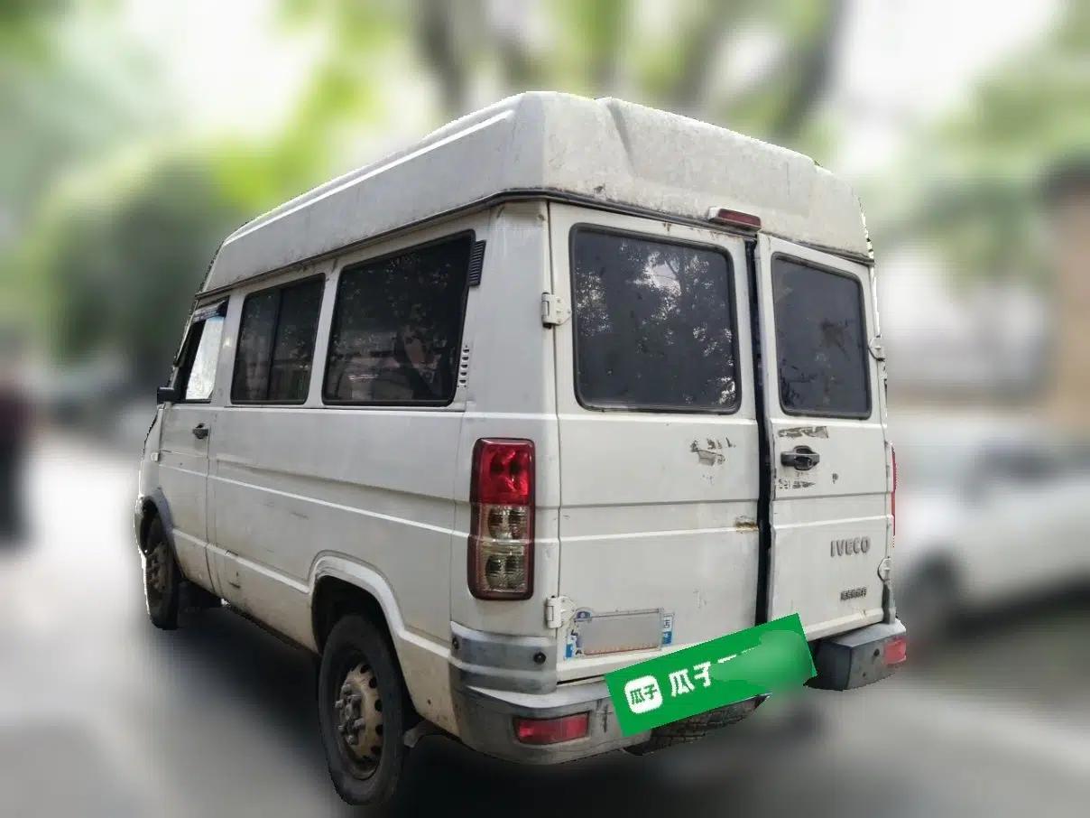 Iveco Daily 2017 2.5T A35 Passenger Van 5-7 Seats Model 47Z5 — миниатюра 4