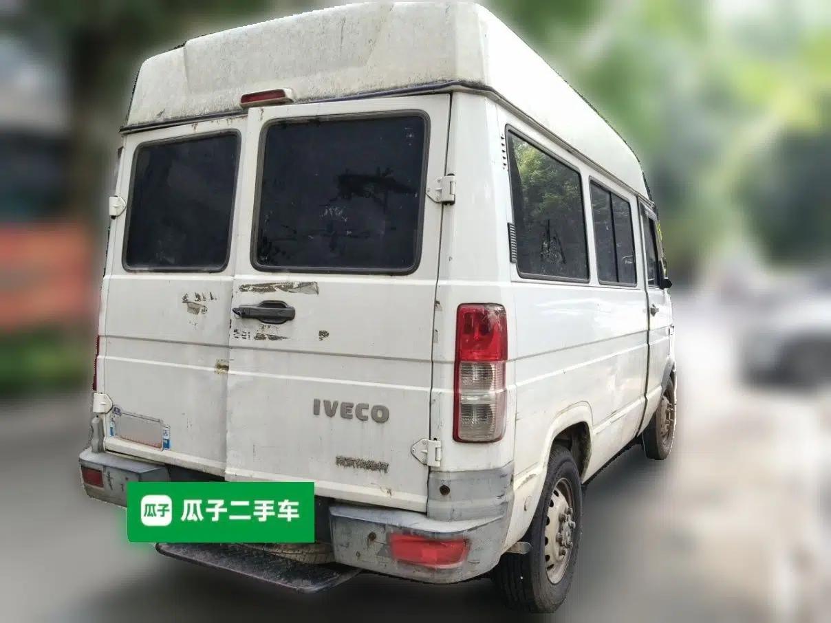 Iveco Daily 2017 2.5T A35 Passenger Van 5-7 Seats Model 47Z5 — миниатюра 6