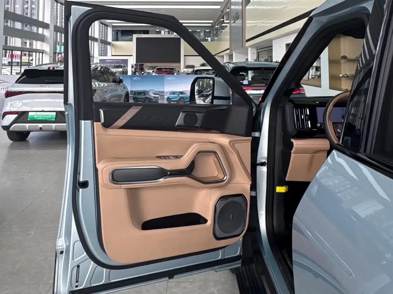 Leopard 8 2025 Smart & Brave Flagship Edition 7-Seater — миниатюра 8