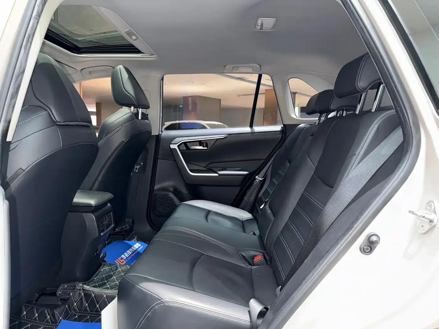 2020 Toyota RAV4 2.0L CVT 2WD Luxury Edition — миниатюра 9
