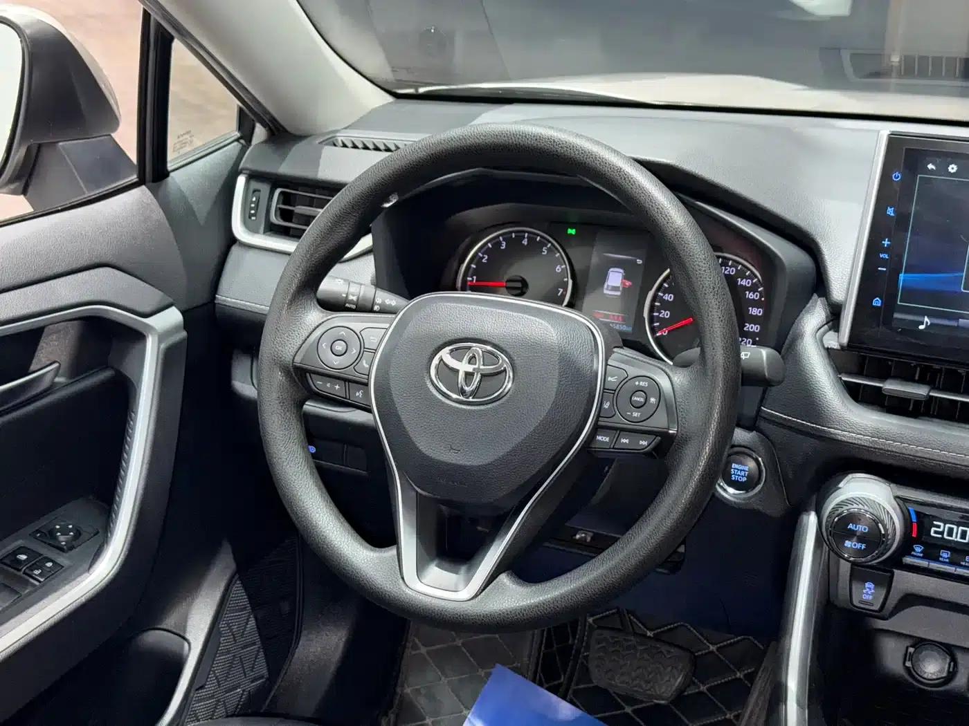 2020 Toyota RAV4 2.0L CVT 2WD Luxury Edition — миниатюра 10