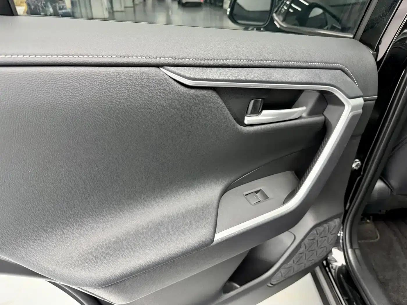 2024 Toyota RAV4 2.0L CVT 2WD Luxury PLUS Edition — миниатюра 6