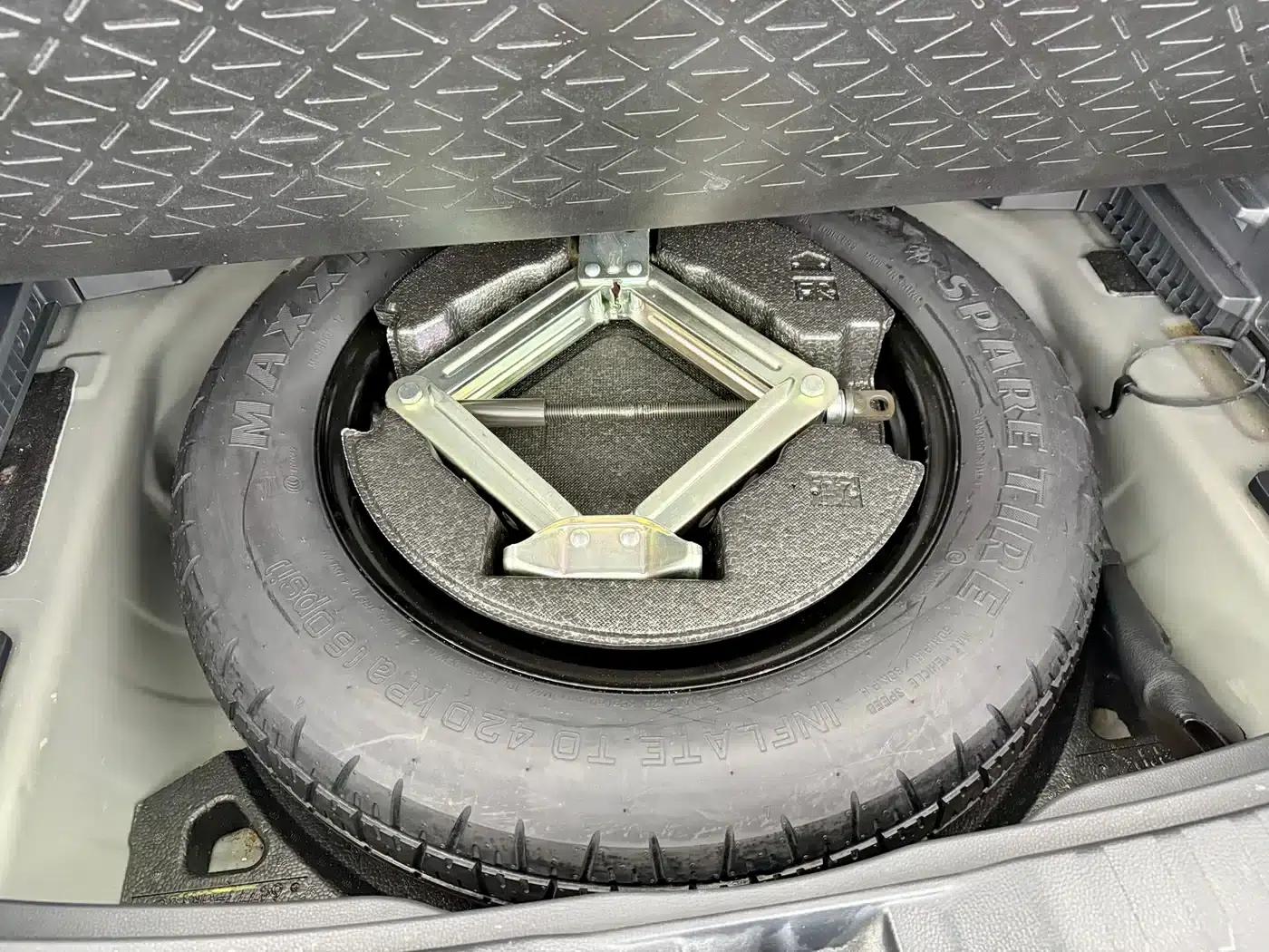 2024 Toyota RAV4 2.0L CVT 2WD Luxury PLUS Edition — миниатюра 7